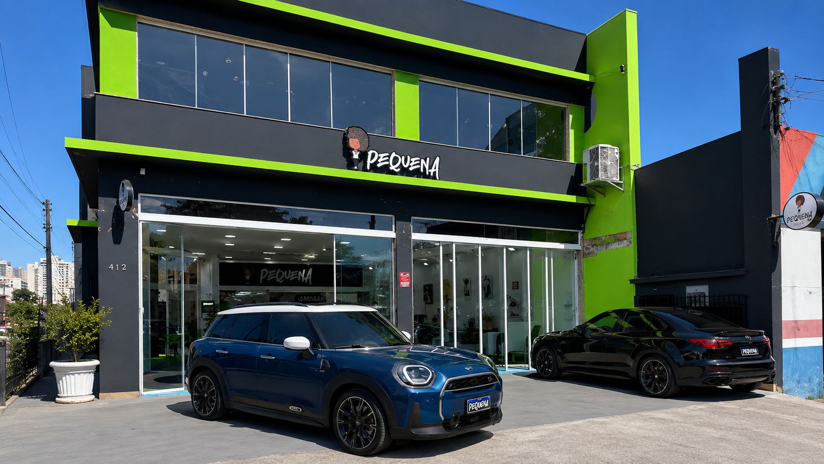 Fachada da Pequena Film's com clientes e carros atendidos em São Paulo