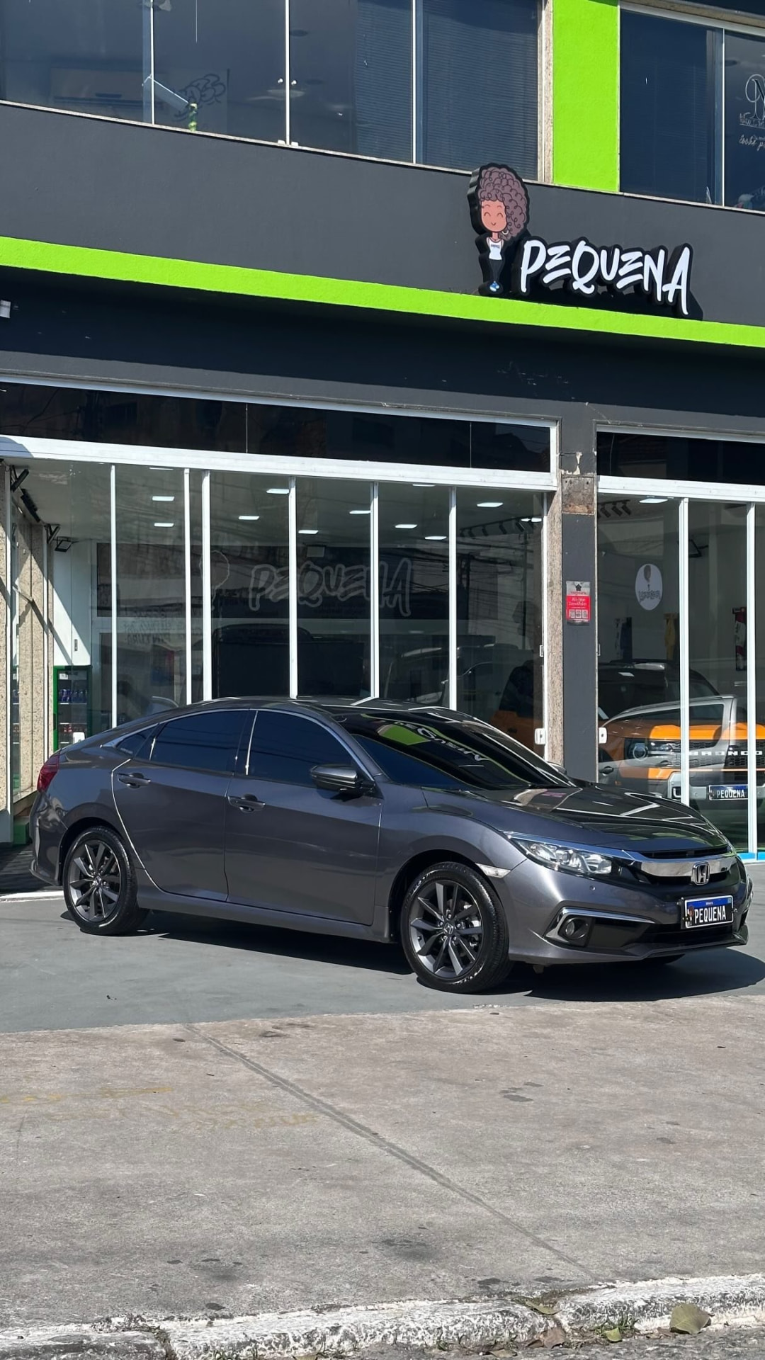 Honda Civic em frente à fachada da Pequena Film's em São Paulo