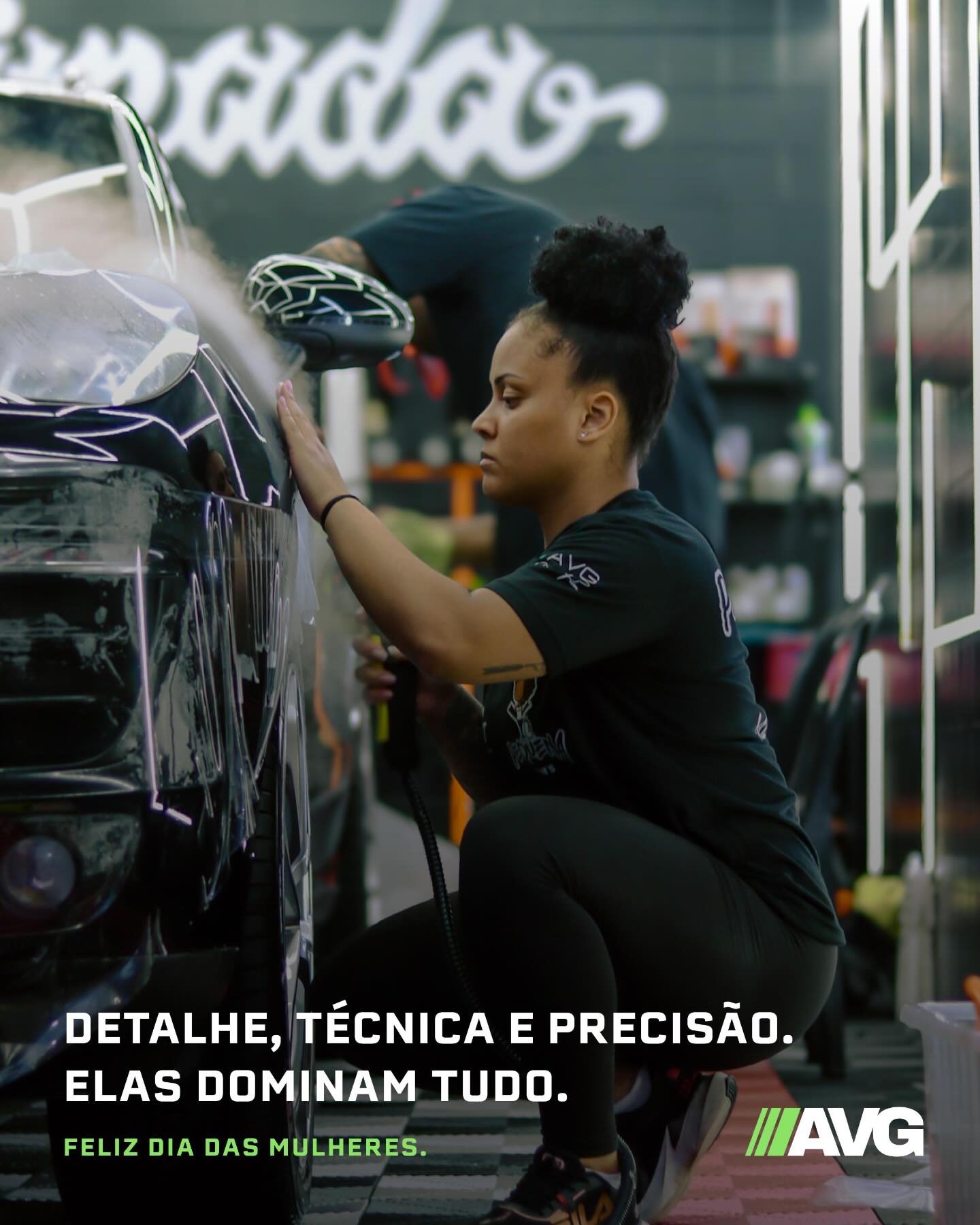 Especialista da equipe aplicando PPF com precisão