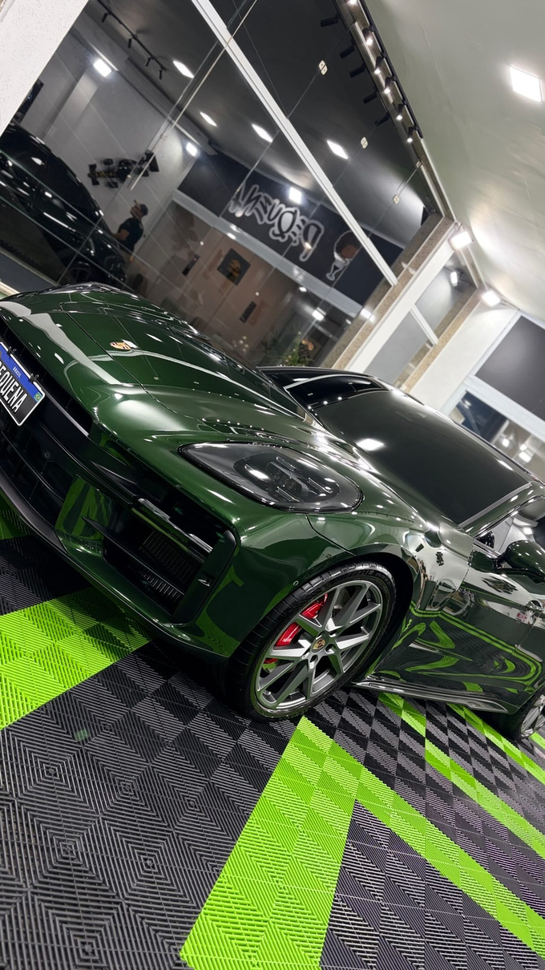 Porsche verde escuro finalizado no showroom da Pequena Film's