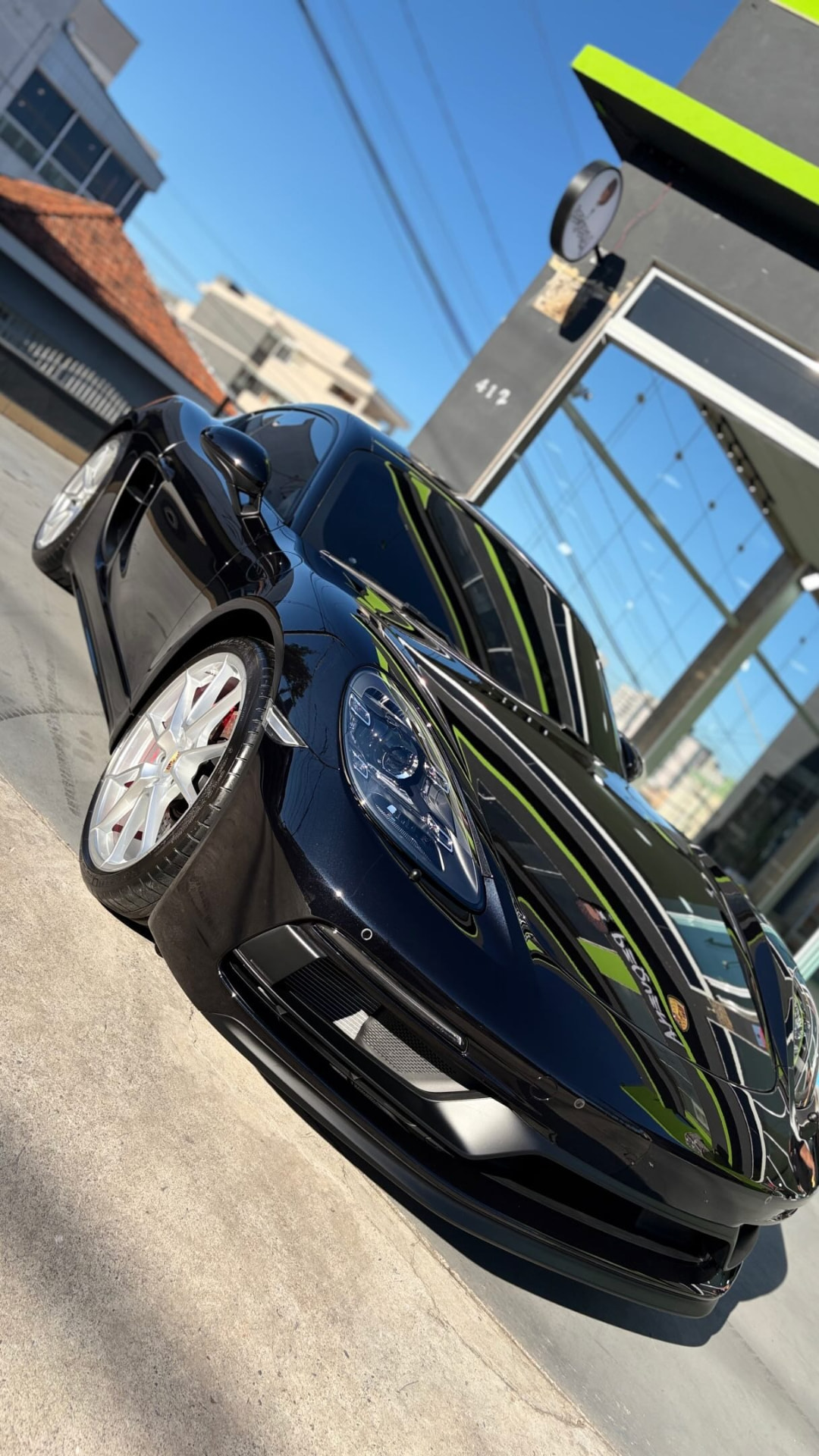 Porsche preto com acabamento espelhado após polimento