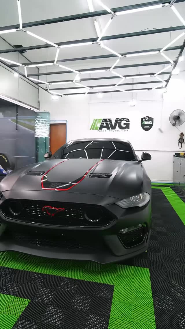 Mustang Mach 1 preto fosco na cabine de aplicação de PPF
