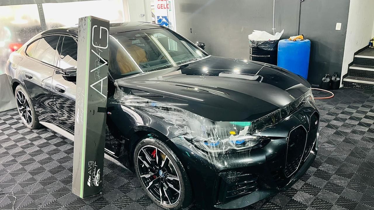 BMW preto com aplicação de PPF em andamento no estúdio AVG